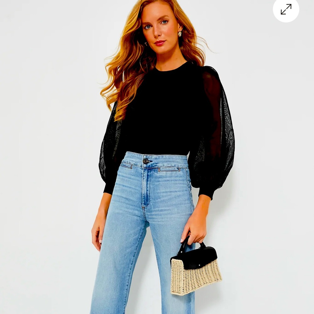 Tuckernuck

Black Knit Betsy Blouse
L